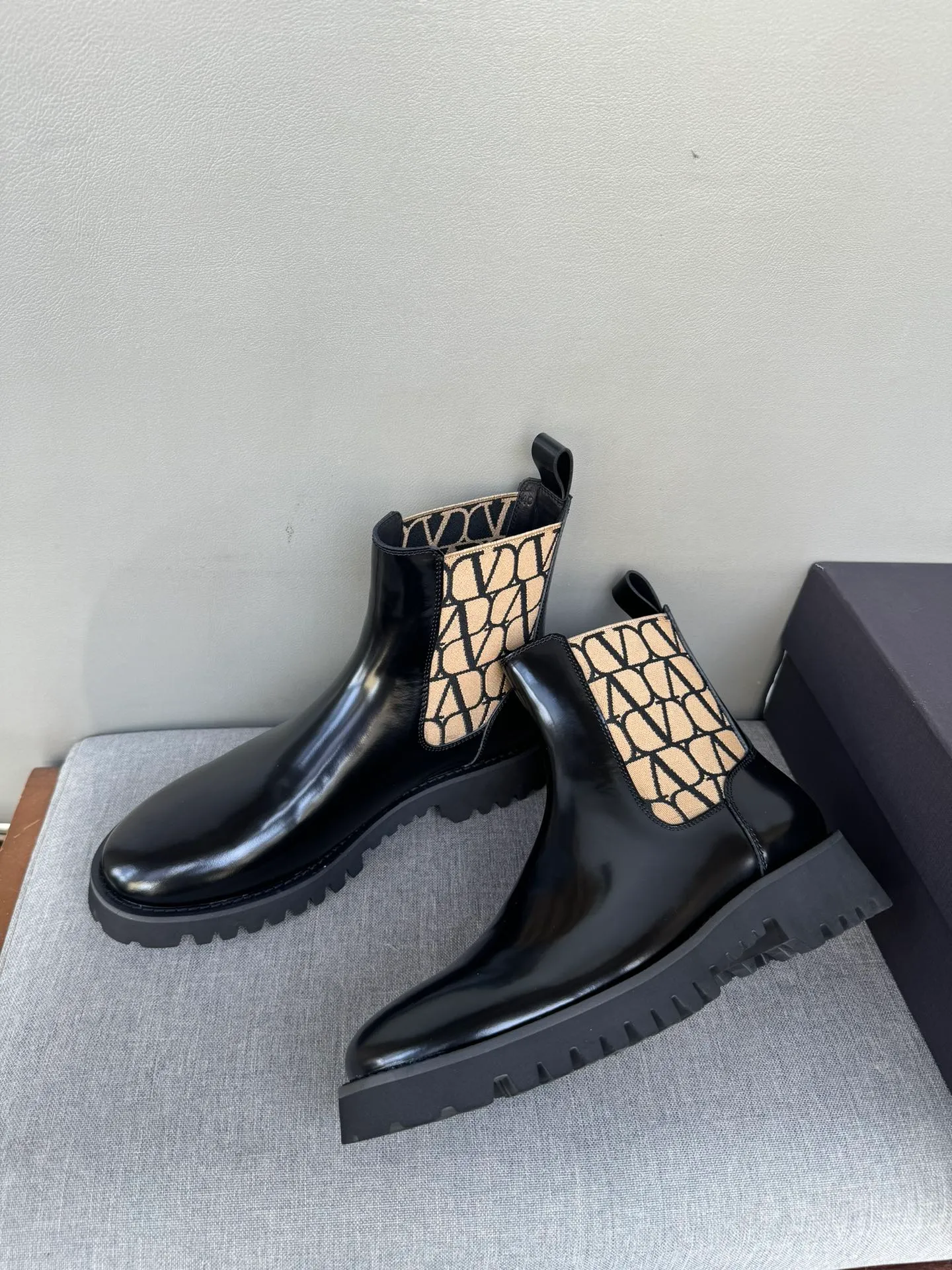 [Valentino] Top P: 1000💰 Size: Men 39-44 (45 customized) Valentino VLTN casual shoes 2025 latest winter series, original 1:1 development Casual men's leather shoes Made with heavy investment, shoes and boots are made of imported cowhide that is not easy to deform, black cowhide lining, original foam outsole, black open edge beads, black suede, brown suede Factory craftsmanship, perfect products are only prepared for you who know taste! Any comparison is welcome!